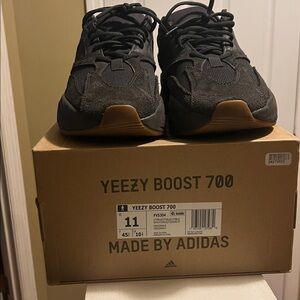 Yeezy 700 Wave runners like new!